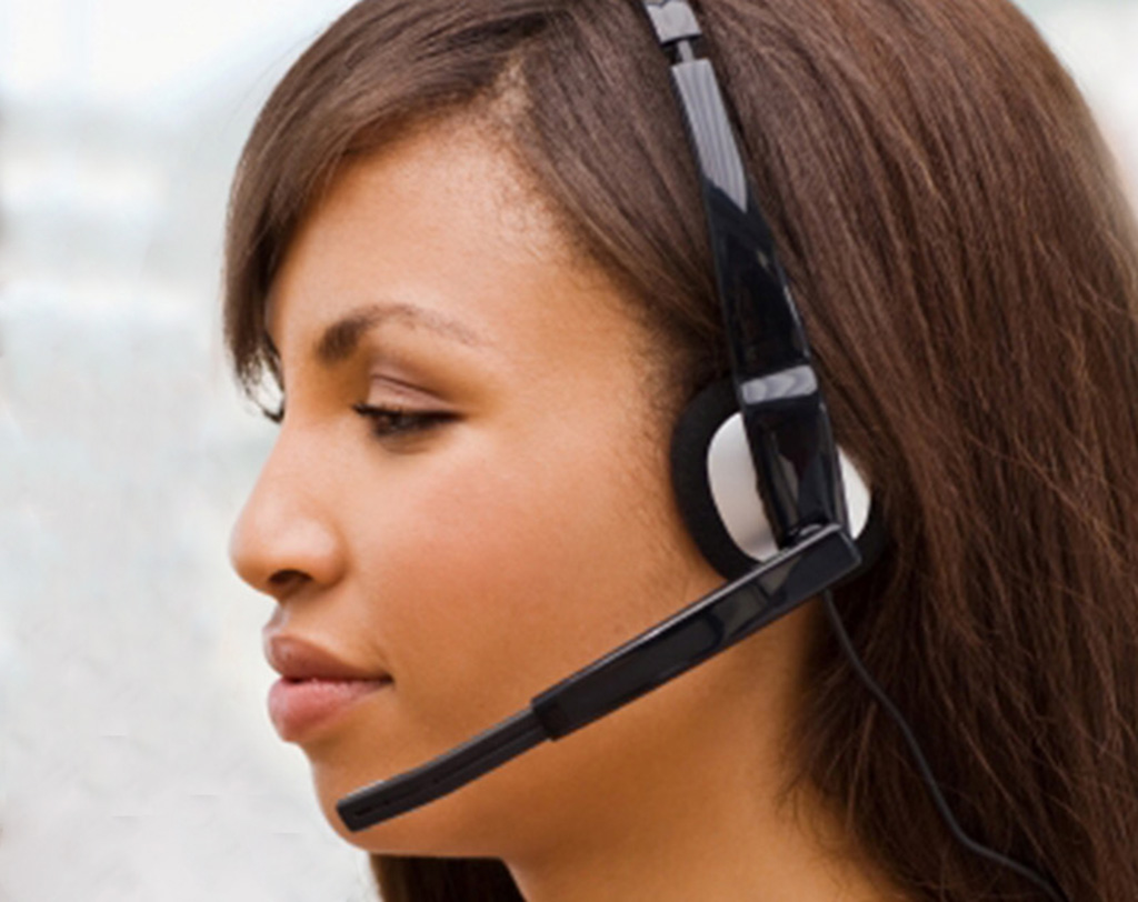 Junge Frau am Headset, Portrait seitlich – symbolisiert professionelles Beschwerdemanagement und Kundenservice bei AP Dialog AG