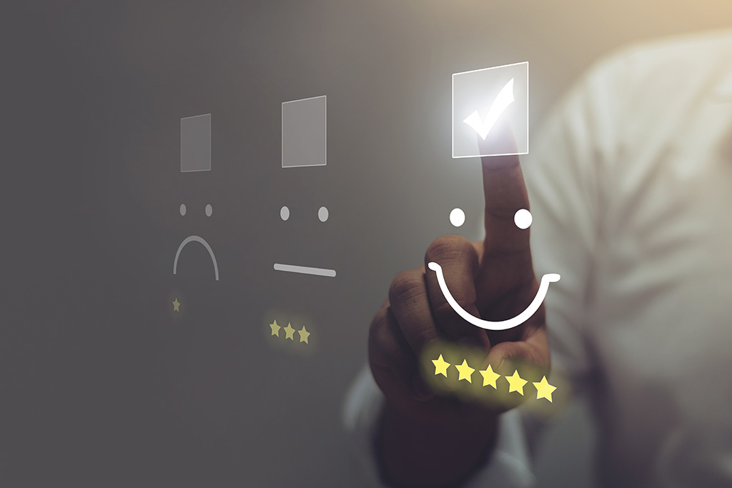 Marktforschung 4 Geschäftsmann drückt Smiley-Emoticon auf virtuellem Touchscreen – Kundenservicebewertung bei AP Dialog AG