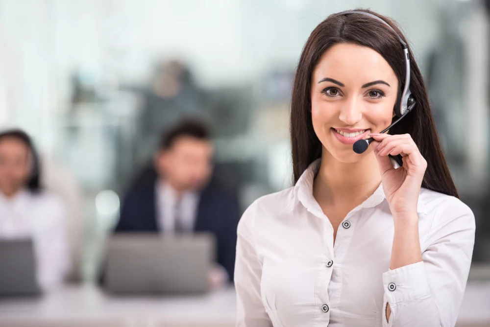 Lachende Frau mit Headset im Call Center – professionelles Outbound Call Center der AP Dialog AG